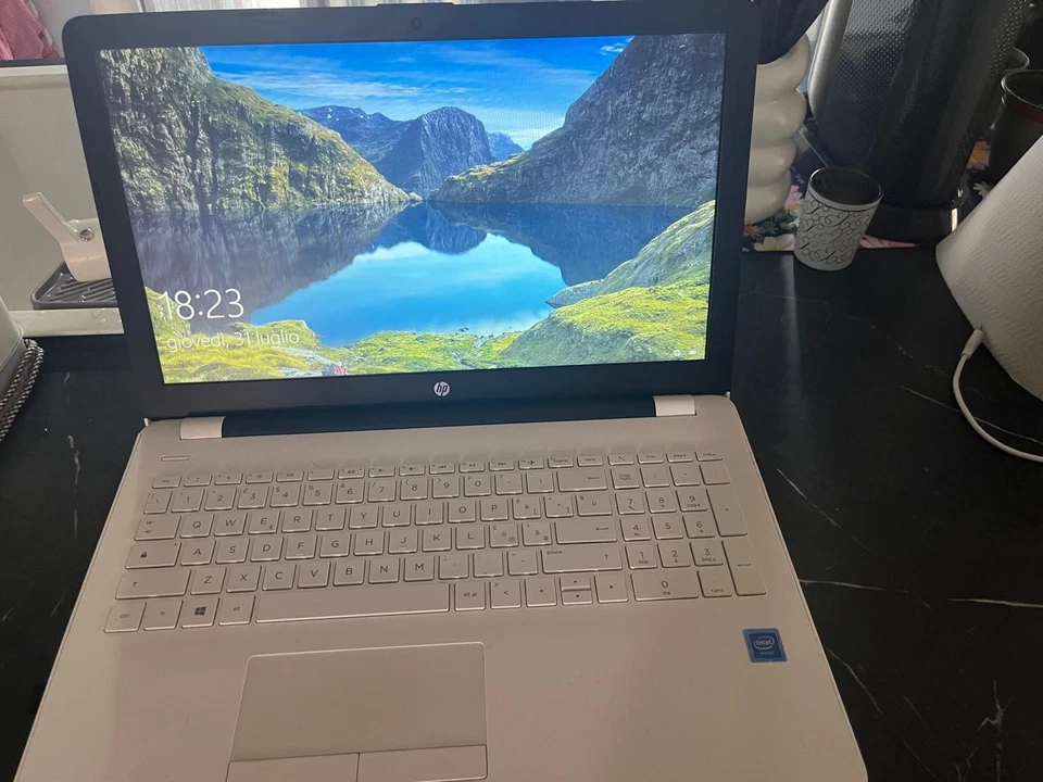 Notebook HP bianco - Immagine 1 di 4