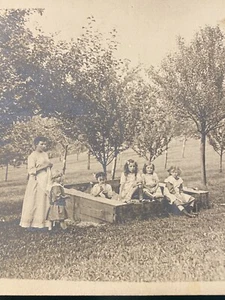 orig. Foto AK Fotografie Kind Kinder um 1920 Mädchen Park Obstgarten Sandkasten - Bild 1 von 3