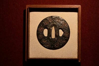 Tsuba Japanese antique Suaka Mumei chrysanthemum Kiri wave Azuchi momoyama era - Image 1 of 4