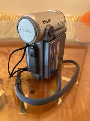 Sony DCR-lP5 NTSC MicroMV Handycam Camcorder No Battery - Image 1 of 4