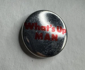 Vintage 1960 Pinback Botón Hippie Contracultura WHAT’S UP MAN - Imagen 1 de 9