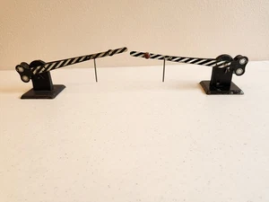 2 Marx Crossing Gates with Manual Locks - Picture 1 of 13
