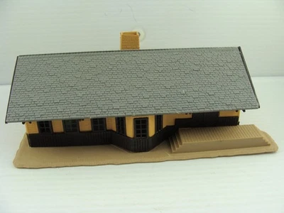 Tyco HO Scale Vintage Fully Assembled Passenger Station - Image 1 of 4