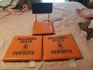 Dos cojines y sillas vintage de asiento de vaquero de la NCAA OSU recuerdos universitarios fútbol americano - Imagen 1 de 4