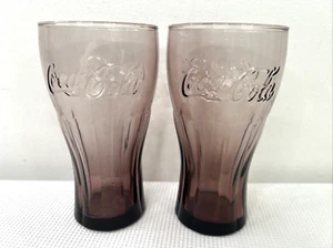 2 Coca-Cola LILA 14 Unzen Soda Glas Erhöht Coca-Cola Schrift Gerippt Strukturiert EUC - Bild 1 von 4
