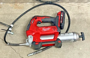 MILWAUKEE GREASE GUN 18V - WITH 2.0A BATTERY - Picture 1 of 9