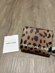 Cartera compacta MARC JACOBS Cheetah Spot Mini SLG 4F5SMP028S01 negra/multi precio de venta sugerido por el fabricante $150 - Imagen 1 de 6