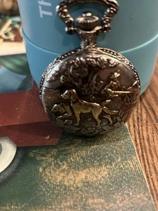 VINTAGE TASCHENUHR - JAGDHUNDE MIT JÄGERSZENE GOLDFARBEN ohne Kette - Bild 1 von 5