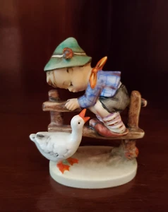 HUMMEL VINTAGE PORCELAIN FIGURINE # 195 2/0 "BARNYARD HERO"- TMK 2 BY GOEBEL - Picture 1 of 6
