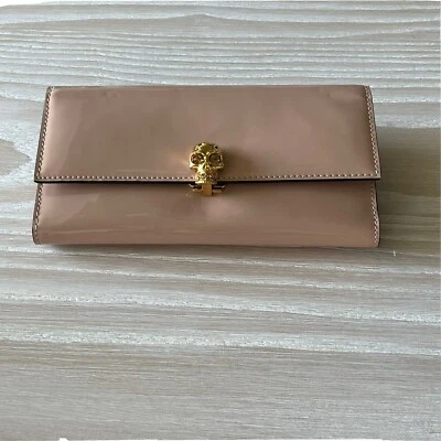 Cartera sin asas Alexander McQueen charol desnudo con calavera NUEVO Foto 1 de 4