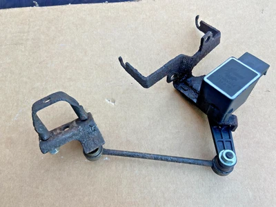 AUDI TT MK1 8N XENON HEADLIGHT REAR LEVEL SENSOR WITH BRACKET - Image 1 of 3