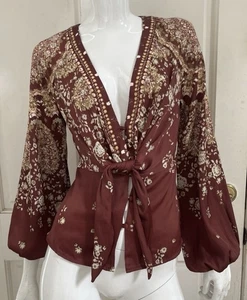Blusa Free People MUJER MEDIANA Óxido Dorado Floral Sedosa Elastizada Botón Atado L/S - Imagen 1 de 12