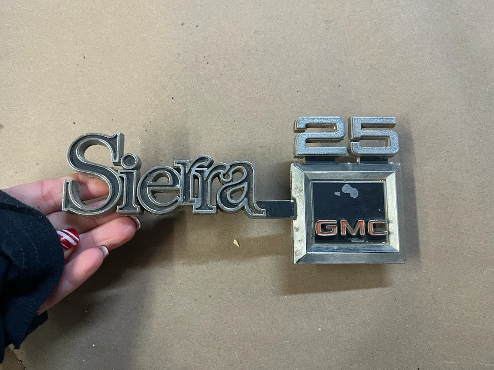 GMC Sierra 25 C2500 K2500 1975-1980 guardabarros emblema escritura 351825 OEM 75-80 Foto 1 de 3
