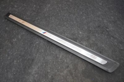 Panel de cubierta de placa de desgaste de umbral de puerta delantera 51478077315 BMW M240i G42 2022-23 Foto 1 de 4