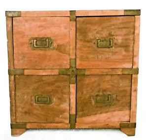 Antiguo gabinete japonés de madera pesada de cuatro cajones con detalle de metal - Imagen 1 de 13