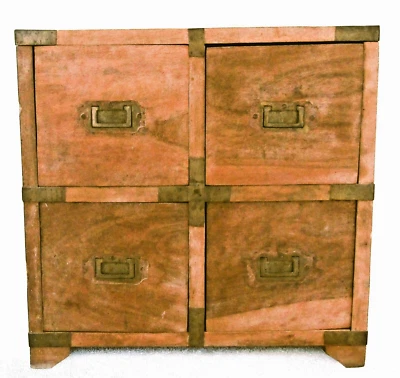 Antiguo gabinete japonés de madera pesada de cuatro cajones con detalle de metal Foto 1 de 4