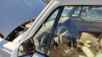 Dodge D350 1981-1986 conductor ventana de ventilación delantera izquierda puerta pequeña vidrio con marco Foto 1 de 3