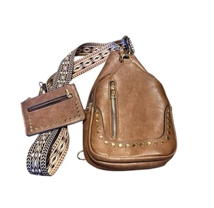 Sam & Hadley Chitarra Cinghia Regolabile Sling Bag Marrone Stud Abbellimenti Moneta - Foto 1 di 23