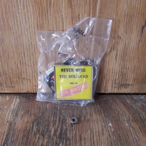 COLLECTORS-ITEM Sex Pistols Schlüsselanhänger aus Metall STILL SEALED - Picture 1 of 1