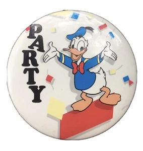 Botón Pinback Fiesta Pato Donald 1976 Vintage Walt Disney Company MFG. 2 5/32” - Imagen 1 de 4