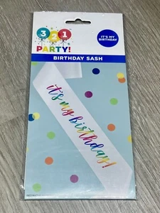 "Faja blanca con letras poligráficas de colores arco iris ""Es mi cumpleaños" - Imagen 1 de 4