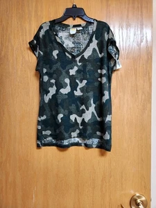 Green Camo V-Neck Short Sleeve Top. NWT. Small. C&C California. - Picture 1 of 9
