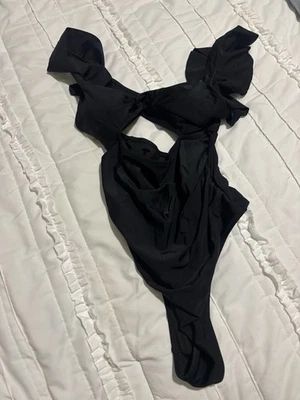 Traje de baño negro de una pieza talla pequeña con recortes Foto 1 de 3