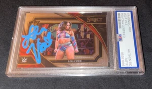 Tarjeta de novato firmada por Lola Vice con losa automática 2023 WWE NXT Panini Prizm PSA DNA - Imagen 1 de 2