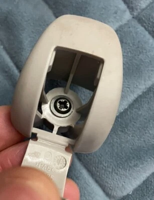 Gancho para abrigo Canyon Colorado 2004-2012 gris claro tostado (1) y tornillo Foto 1 de 4