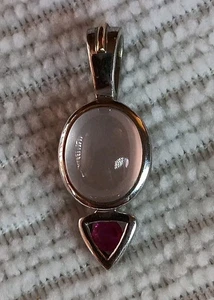 Anhänger Sterlingsilber & 14 Karat Gelbgold Cabochon Rosenquarz & Rubin - Bild 1 von 8
