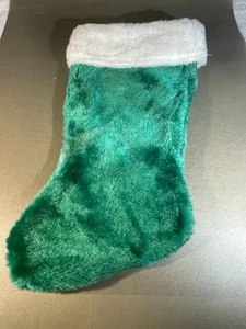 Medias de Navidad de piel sintética de 15" de felpa verde de vacaciones de Santa's Best (572) - Imagen 1 de 2