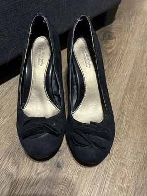 Zapatos de salón Croft & Barrow talla 5 negros punta redonda gamuza acento con moño floral Foto 1 de 4