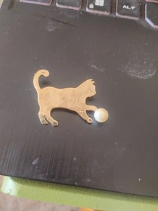 Vintage Kätzchen Katze Brosche/Anstecknadel. Goldfarbene Katze mit Kunstperlen Kostüm nicht markiert - Bild 1 von 7