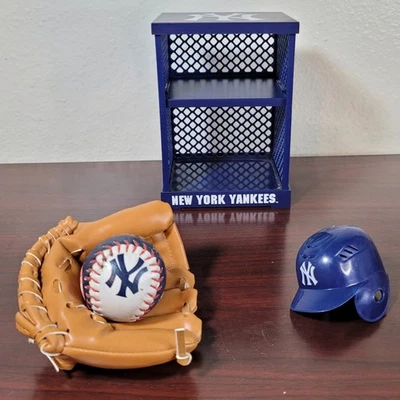 Coleccionable de los Yankees de Nueva York: mini armario de equipo con béisbol, guante y sombrero Rawlings Foto 1 de 4