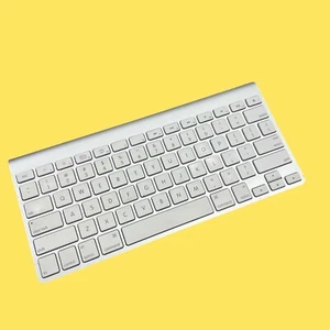 Apple Model A1255 Wireless Keyboard White #2123 z48/23 - Picture 1 of 13