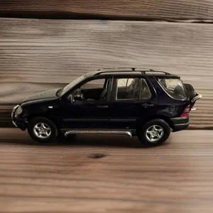 Maisto 1:18 Mercedes-Benz ML320 Diecast SUV - dunkelblau, Opening Doors - Bild 1 von 8