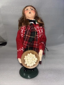 Suéter de Navidad Byers Choice Holiday Girl pelo rojo coletas tazón de palomitas de maíz - Imagen 1 de 5