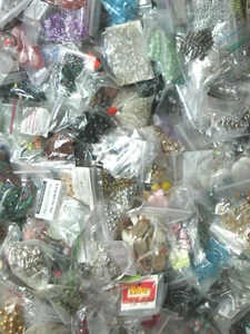 New Lot of (1LB) of Beads Metal Mixed Style Colors Plastic Crafts Jewelry NEW - Picture 1 of 8