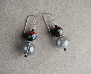 Ohrringe mundgeblasen graues Glas und gewirbelt rot schwarz und türkis Lampwork, Sterling - Bild 1 von 8