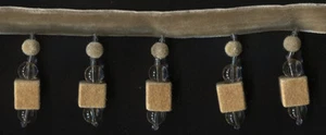 2&1/2" BEIGE CUENTAS TERCIOPELO BORLA FLECOS TELA RIBETE 5 YARDAS - Imagen 1 de 1