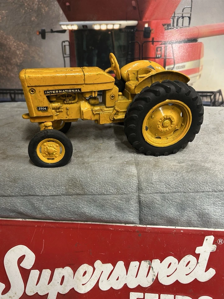 Tractor industrial Ertl 1:16 International 2504 de colección Foto 1 de 4