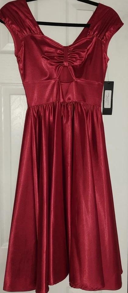 Vestido Stop Staring Rojo Satinado Columpio Talla Pequeña Nuevo con Etiquetas Foto 1 de 1