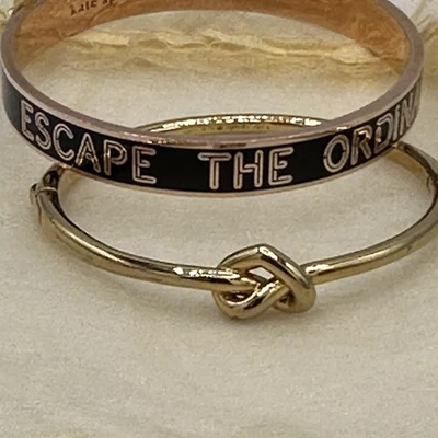 Juego Brazalete Kate Spade Esmalte Negro ESCAPE THE ORDINARIO Placa Dorada Nudo Brazalete Foto 1 de 4