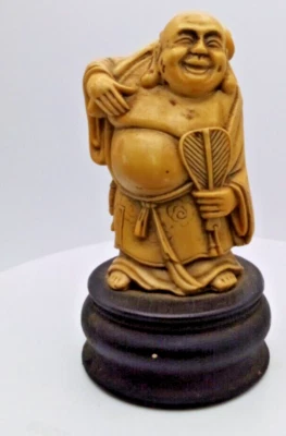 Estatuilla indonesia tallada de resina Standi Happy BUDDHA sobre soporte de madera detallada de colección Foto 1 de 4