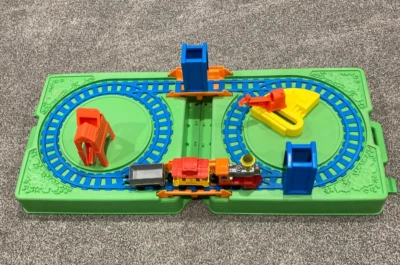 De colección 1980 Mattel My First Wheels estuche de transporte ferrocarril juego tren fundido a presión Foto 1 de 4