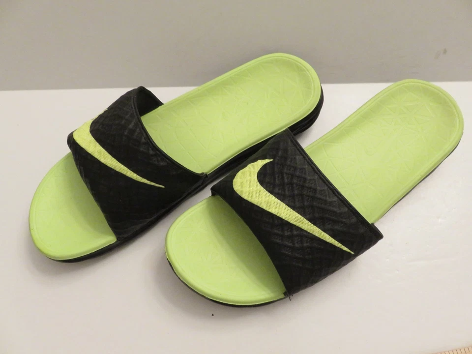 NUEVO SIN ETIQUETAS Nike Benassi Solarsoft Zapatos Deslizables Para Hombres Talla 13 Sandalias 705474-070 Negro Voltio Foto 1 de 4
