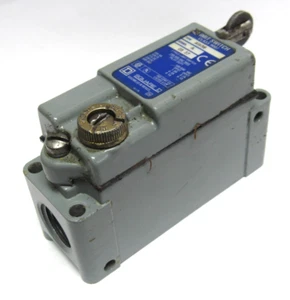 INTERRUTTORE DI LIMITAZIONE QUADRATO D 9007 AW38 SERIE A - Foto 1 di 6