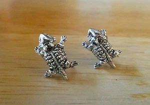 ¡Pendientes pequeños de plata de ley con postes de rana sapo con cuernos de 13x10 mm! - Imagen 1 de 4