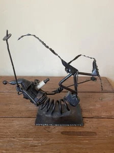 Skifahrer Skulptur Metall Zündkerze Bolzen Metallkunst Vintage 1971 signiert von K. Moore - Bild 1 von 7