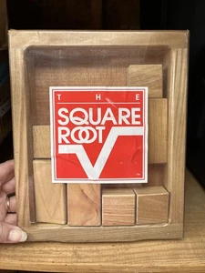The Square Root Holzpuzzle & Couchtisch Brainteaser Dekor Braun 9"x7,5" - Bild 1 von 6